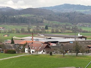 Die Sägerei ist in die sanfte Landschaft des Suhrentals eingebettet.
