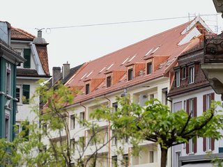 Blick vom Idaplatz in die Idastrasse mit der Dachauf­stockung. In Zürich wird inzwischen vielerorts in der Vertikalen verdichtet. 
