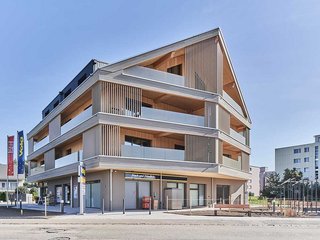 Ein Mehrfamilienhaus mit Dorfladen in Gretzenbach (o.), ein Wohnhaus in Deitingen (M.) und der Forstwerkhof Solothurn (u.) erhielten den Preis «Holz – SO stark!»