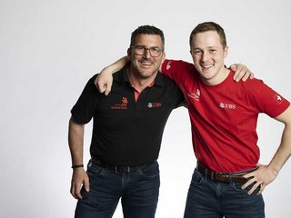 Michael Bieri (r.), Silbermedaillengewinner an den EuroSkills 2023, will es noch mal wissen: Im September geht er bei den WorldSkills in Lyon (FR) an den Start. Unterstützt wird er von Hansjörg Rechsteiner (l.).