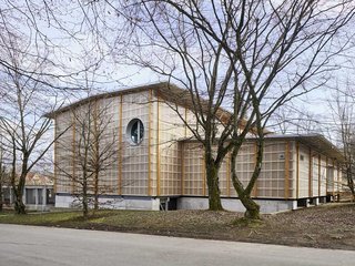 Prix Lignum 2024 in Gold für provisorische Sportbauten in Stadt und Kanton Zürich, die wiederverwendbar sind. Die Turnhalle der Schule Döltschi in Zürich beeindruckt mit Nachhaltigkeit und durchdachtem Design.
