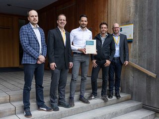 Die Jury des Award Bildung Holz 2024 mit den Preisträgern: (v. l.) Reto Frei, Gregor Haab, Mario Marty (B3 Kolb AG), Thomas Fuchs (B3 Kolb AG) und Cornelius Oesterlee.
