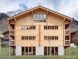 Ein gelungenes Beispiel für einen Neubau aus Schweizer Holz ist das Hotel Berglodge Goms.