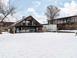 Die Kita wird auf dem Betriebsgelände der Schäfer Holzbautechnik AG im allerersten Furterhaus eingerichtet, das nach wie vor am Rande des Firmenareals mitten in Dottikon (AG) steht. 
